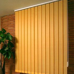 Toldos y Persianas Nuez cortina vertical amarilla 